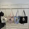 Bolsa de Hombro con Colgante Bordado Fresco de Gran Capacidad Nuevo Estilo 2025 Elegante Popular para Compras Debajo del Brazo