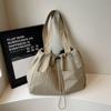 2025 Nova Bolsa de Ombro Plissada com Cordão de Tecido de Nylon Impermeável de Grande Capacidade Viagem Casual Transversal Tote