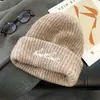 Gorro de Punto Bordado con Letras Estilo Coreano para Mujer, Otoño e Invierno, a Prueba de Frío, Cálido, Protege Orejas, Adelgaza Cara, Gorro Versátil