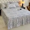 Faldón de cama de franela 100% algodón Oculta imperfecciones con borde de volantes Juego de colcha de algodón puro engrosado Juego de tres piezas de sábanas Funda antideslizante Universal para todas las estaciones
