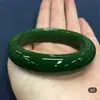 Pulsera formal de jade verde profundo, uniformemente aceitosa y brillante, cálida y delicada, con buena textura, un accesorio delicado adecuado para regalar a mamá o a un ser querido
