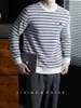 [Diseño de etiqueta triangular] Camiseta de manga larga a rayas para hombre, elástica, agradable para la piel, cuello redondo, cómoda capa interior, camiseta interior de manga larga