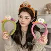 Faixa de Cabelo de Pelúcia Fofa com Rosto de Urso para Mulheres 2025 Outono e Inverno Novo Estilo Especial para Máscara Facial Maquiagem Pacote de Cabelo Faixa de Cabelo Acessórios de Cabelo