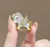 [Venha para a Fortuna Agora] Nova Broche de Pônei de Design Versátil Criativo de Nicho Broche de Estilo Personalizado de Luxo Acessível Único