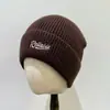 Chapéu de Tricô Versátil Estilo Coreano Outono e Inverno Novo Estilo Chapéu de Lã Personalizado com Letra para Mulheres Mostrando o Rosto Chapéu Pequeno Quente para Proteção das Orelhas para Homens