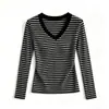 Camiseta de manga larga a rayas con cuello en V estilo coreano, de tejido de seda helada Wubi con canalé, para mujer, moderna y adelgazante, perfecta para el trabajo, con diseño de bloques de color