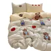 Ins Conjunto de cuatro piezas con bordado de oso lindo estilo coreano, algodón lavado, funda nórdica y juego de sábanas simples, adecuado para dormitorios, conjunto de tres piezas