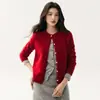 Nueva colección otoño/invierno: Suéter de 3 cabos con cuello redondo y diseño de hombro raglán, hecho de 35% cachemira y 65% lana merino, en color liso, versátil y con punto de manga larga abotonado