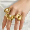 Anillo Misterioso y Elegante Estilo Francés de Pétalos con Perlas de Concha, Acero de Titanio Chapado en Oro de 18 Quilates, Anillo de Joyería de Gama Alta de Nicho para Mujeres