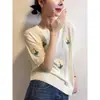 Blusa de Tricô de Seda Gelada com Manga Bufante e Bordado Floral para Mulheres, Estilo Europeu 2026 Nova Moda Primavera Base Feminina Europeia Tendência
