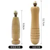 Herramientas para reparar zapatos, que incluyen un mango de madera grueso, una herramienta para hacer agujeros, un gancho para suelas de zapatos, un punzón para cuero y agujas de coser para cuero para coser a mano