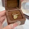 Anillo Vintage Estilo Francés de Corazón Dorado con Diamantes Brillantes, Diseño Único, Exquisita Lujo Ligero, Moda de Alta Gama, Anillo Versátil para el Dedo Índice