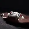 Anillo de Rana de Ojos Rojos para Hombre, Estilo Hip-Hop Moderno y Único, Anillo de Dedo Índice de Resina Retro, Anillo Abierto de Gama Alta Europeo y Americano