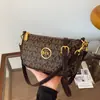 A bolsa quadrada pequena popular deste ano é a nova bolsa de ombro e transversal estampada retrô da moda 2026, com um toque de luxo e uso versátil como bolsa para celular.