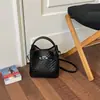 Bolsas pequeñas súper populares para primavera y verano para mujer 2026 nueva moda bolso cruzado versátil bolso de mano para el trabajo bolso tipo cubo bolso tote pequeño