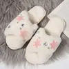 Novas pantufas peludas de comércio exterior transfronteiriço, pantufas de pelúcia planas da moda com strass tamanho grande para interior em casa, tamanho 43