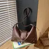 Nova Bolsa de Ombro Texturizada com Rebites Estilo Ins Retrô para Axila, Bolsa de Motocicleta da Moda para Garotas Descoladas, Bolsa de Ombro Versátil Doce e Cool Preta para o Dia a Dia