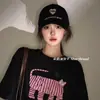 Boné de Baseball Autêntico Coreano com Bordado de Letra em Forma de Coração para Homens e Mulheres, Novo Boné de Bico de Pato em Forma de Coração para Afinar o Rosto, Tendência