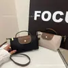 Bolsas Populares Transfronteiriças para Mulheres Outono e Inverno 2025 Nova Bolsa de Bolinho de Nylon de Alto Padrão Versátil Bolsa de Ombro Transversal