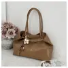 Bolso de mano suave simple y elegante estilo coreano para mujer, nuevo modelo otoño 2025, bolso de hombro de nicho para el trabajo, gran capacidad
