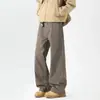 Colección de primavera para hombre: jeans cómodos, de corte relajado, pierna ancha, ligeramente acampanados, de pierna recta, en un lavado marrón Maillard