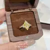 [Riqueza y Paz] Hebilla de Paz Verde Anillo de Diamante Dorado con Borde Ancho Estilo Chino Nuevo Anillo Creativo de Gama Alta
