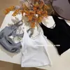 Camisole de Algodão Canelado Costas Nuas Cruzadas com Bojos de Látex Fixos, Caimento Justo, Adequado para Usar em Camadas ou Sozinho