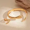 Pulseira Aberta Bicolor Europeia e Americana Metálica com Design de Cobra Gosy Distinta Simples de Nicho Elegante de Alta Qualidade para Mulheres