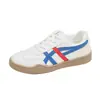 Tenis blancos para mujer, nuevo modelo primavera 2026, zapatos casuales versátiles de suela plana para estudiantes, cómodos zapatos deportivos alemanes para entrenamiento