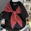 Camiseta Cinza com Laço e Estampa Xadrez, Manga Curta com Amarração, Design Verão 2026 Estilo Universitário, Top de Meia Manga para Mulheres