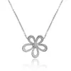 ¡Elegante y refinado! Collar con colgante redondo curvo de circonita, cadena para la clavícula de estilo commuter a la moda, joyería de lujo ligero y sensación de alta gama
