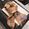 Nueva versión 2024 de la versión en inglés de la bufanda de cachemira a cuadros rojos textura bufanda cálida de invierno regalo bufanda chal