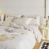 Conjunto de 4 peças de Algodão Escovado Bordado com Toalha, Outono e Inverno, Classe A, 100 Contagens, Desenho Animado Ins, Capa de Edredom Pura de Algodão, Jogo de Lençóis