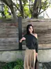 Saia de Camurça Assimétrica Khaki "Preguiçosa e Solta" de Zeng Yuer para Mulheres, Apresentando uma Barra Larga para um Visual Romântico e Emagrecedor