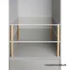 Guarda-roupa de acrílico com prateleiras em camadas, sapateira com divisórias internas e um simples armário de armazenamento de mesa.