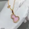 Collar de Calabaza de Gama Alta Chapado en Oro Rosa de 18 Quilates con Colgante de Ágata Roja Natural y Nácar Blanco, Doble Calabaza Incrustada con Diamantes