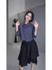 Camisa Xadrez Listrada Assimétrica de Manga Longa Estilo Francês Feminina 2025 Primavera e Outono Emagrecedora Camisa Estilo Ocidental Top Elegante