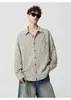 Camisa xadrez tie-dye retrô estilo americano, coleção de outono masculina, apresentando um pequeno design inspirado na Chanel, camisa de manga comprida retrô, corte solto e casual, com gola de lapela