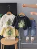 Conjunto de Dos Piezas con Sudadera con Estampado de Letras y Jeans para Niños, Estilo Coreano Casual
