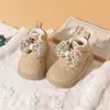 Botas de nieve antideslizantes de suela blanda forradas de polar para invierno, modelo de invierno 2025, zapatos de algodón cálidos para bebé, zapatos elegantes para niños y niñas pequeños