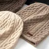 Cachecol 2026 Outono/Inverno Novo Feminino de Alta Qualidade Cor Sólida Flor Dupla Aran Quente Moda Casual Borda Dobrada Gorro de Tricô