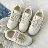 Zapatillas casuales de estilo coreano para mujer, nuevos zapatos blancos de suela gruesa para otoño 2026 para combinar con faldas, mocasines de nicho, zapatos deportivos