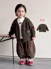 Conjunto de estilo universitario para niños: Conjunto de tres piezas simple: chaqueta, pantalón y camiseta de manga larga para niños, ropa de otoño para niños