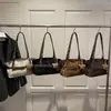 Bolso de Hombro Único de Cuero de Ciervo Terciopelo Color Sólido Gran Capacidad Retro Coreano Otoño e Invierno 2025 Simple Nueva Moda