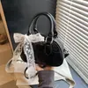 Bolsa pequena transfronteiriça de alta qualidade e estilosa para mulheres, nova bolsa transversal versátil 2026, bolsa de mão casual da moda, bolsa bowling