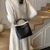 Bolso Cubo de Peluche Nuevo 2026 para Mujer, Bolso de Hombro Cruzado Individual con Acabado de Lujo, Bolso Cesta Casual con Patrón de Lichi