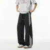 Calça casual de alta qualidade para TikTok, design moderno com três listras, estilo American high-street, corte reto solto, retalhos listrados, perna larga