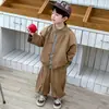 Conjunto de Três Peças Corta-Vento Masculino Primavera 2026 Nova Coleção Primavera e Outono Estilo Coreano Roupa Elegante Infantil Roupas Modernas para Bebê