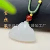 Colgante Natural de Seda Dorada Jade Montaña Dorada del Sol, Piedra Ojo de Gato Estilo Jade Hetian con un Toque de Alta Gama, Colgante de Jade con un Motivo de Montaña