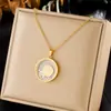 Colar de pérolas de camada dupla estilo francês de luxo leve para mulheres, pingente de concha branca em forma de coração, corrente para clavícula de aço inoxidável banhada a ouro de alta qualidade